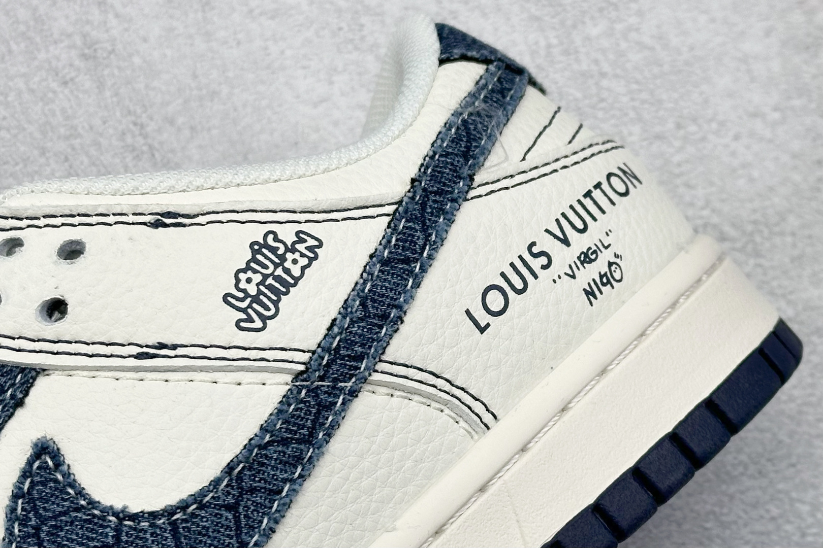 耐克Louis Vuitton x Nike SB Dunk Low纯原版本路易威登LV联名SB Dunk白蓝牛仔布低帮板鞋 莆田耐克代理 货号：FC1688-221