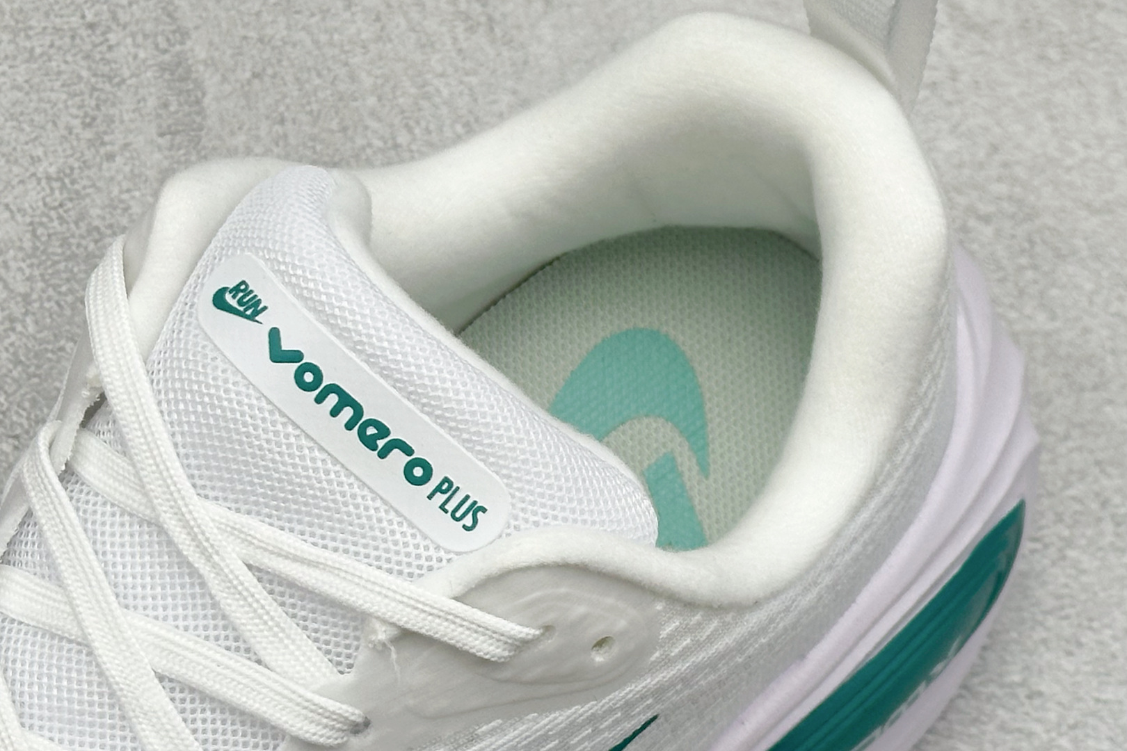 耐克Nike Air Zoom Vomero Plus纯原版本白绿色减震透气跑鞋 莆田耐克代理 货号：HV8154-100