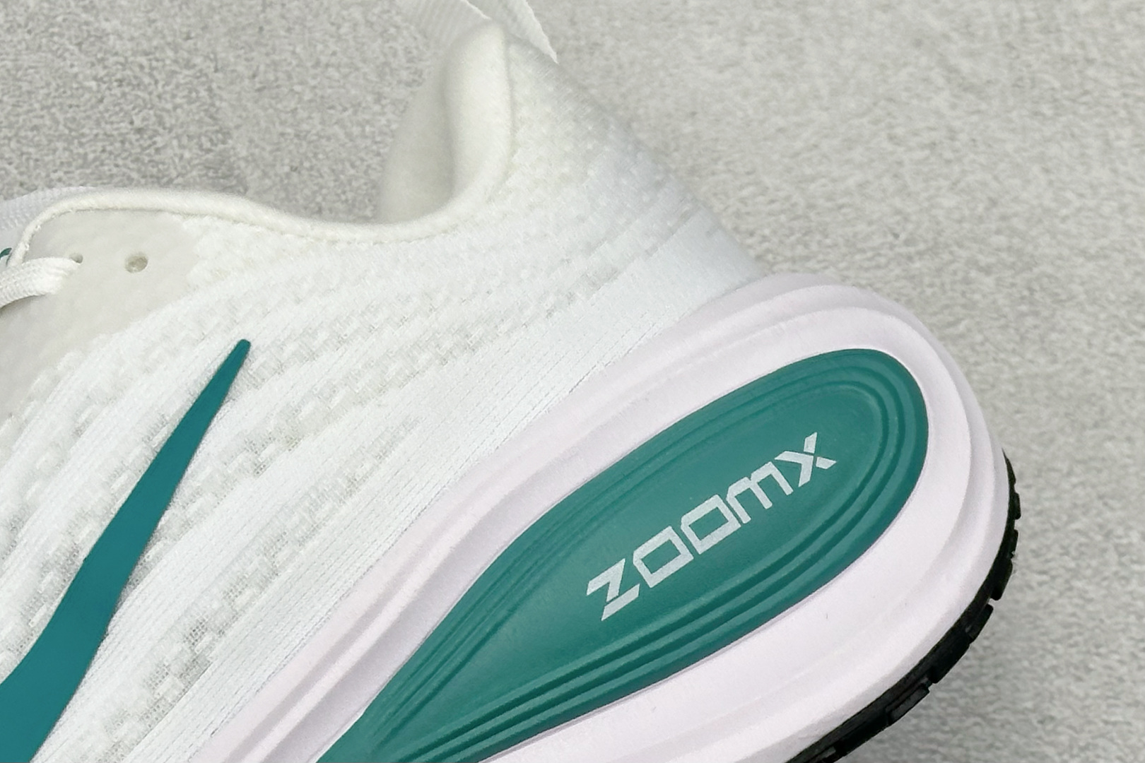 耐克Nike Air Zoom Vomero Plus纯原版本白绿色减震透气跑鞋 莆田耐克代理 货号：HV8154-100